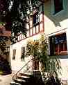 Holiday accommodation G&ouml;gerhaus in Egloffstein: House entrance with roses (JPG, 4 kByte)
For large-scale sight click upon the image