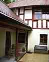 Holiday accommodation Goegerhaus in Egloffstein: Patio at side yard (JPG, 3 kByte)
For large-scale sights click onto the image