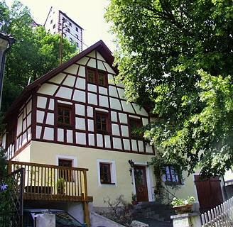  Gögerhaus mit Ferienwohnungen Fränkische Schweiz (38 kByte); (Franken / Fränkische Schweiz) Fachwerkfront, darüber Burg Egloffstein
